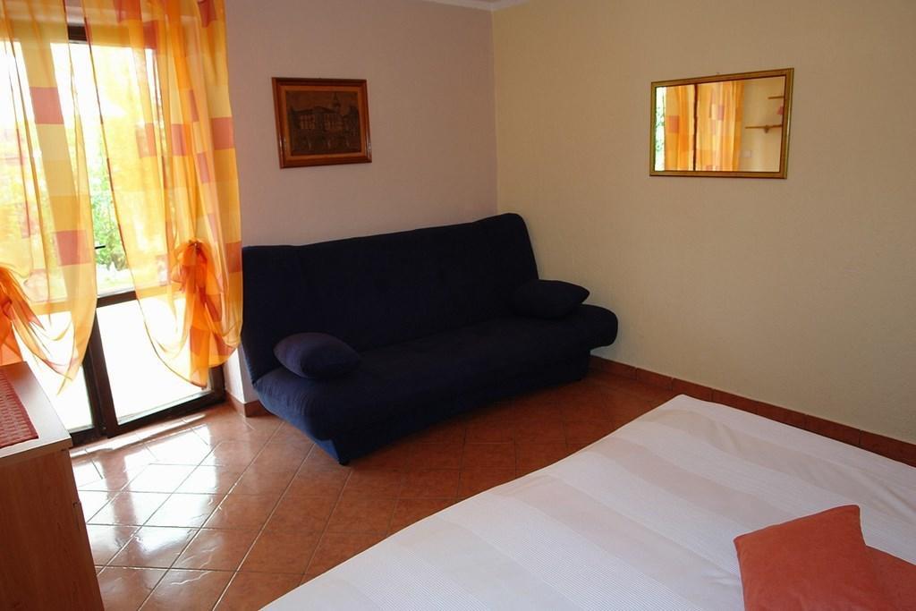 2 Bedroom Amazing Apartment In Криквеница Стая снимка